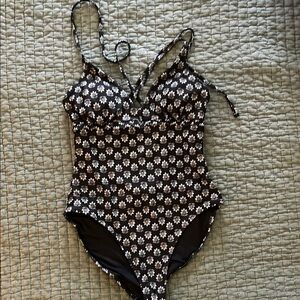 Old Navy Floral Black and White Swimsuit sz small like new!